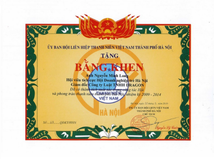 Vietnam Youth Federation-Committees of Hanoi City awards Merit Certificate to Lawyer Nguyen Minh Long who is active member of Hanoi Young Entrepreneurs Association in 2009-2014